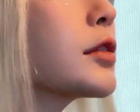 17岁美国网红凭天然芭比脸+渣女大波浪狂揽千万粉丝！
