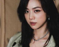 变3女主登杂志写真，身材性感肌肉线条抢镜