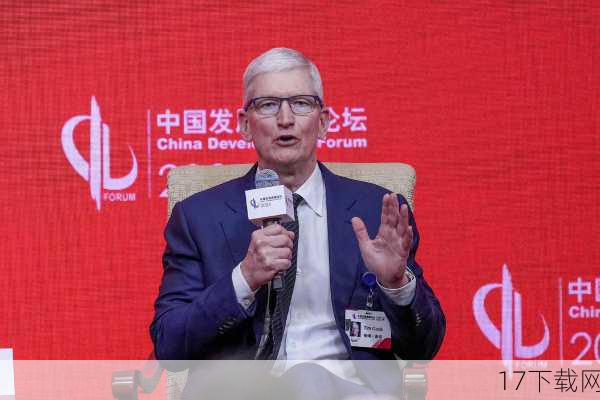 在万众瞩目中,苹果CEO蒂姆·库克终于走上了舞台,他首先回顾了苹果过去一年的成就,包括MacBook Air、Mac Pro等产品的发布,以及iOS7测试版的推出,随后,他宣布了本次大会的重头戏——iOS7的正式发布。