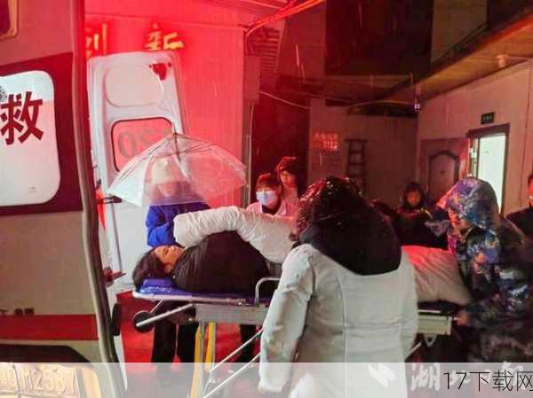 就在这时,救护车呼啸而至,医护人员迅速将少女抬上救护车,送往医院进行进一步的救治,小李也跟随着救护车一同前往,他希望能够了解少女的病情,并为她提供必要的帮助。