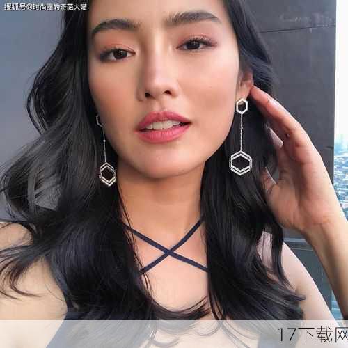 在化妆环节,阿什莉更是下足了功夫,她仔细研究了朱丽叶的面部特征,通过精细的妆容,将朱丽叶那略带叛逆却又不失温柔的眼神完美复刻,眼妆部分,她采用了略带粉色的眼影,搭配细长的眼线,既突出了角色的少女感,又不失其战斗时的锐利与果敢,而唇色则选择了与朱丽叶相似的鲜艳红色,进一步增强了角色的视觉冲击力。