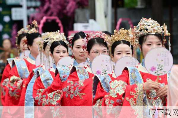 婚礼仪式上,新娘和新郎身着传统服饰,按照当地的习俗进行了庄严而神圣的仪式,随后,他们换上了现代风格的礼服,在亲朋好友的见证下,许下了永恒的誓言,这场婚礼不仅体现了对传统的尊重与传承,也展现了现代人对爱情与婚姻的美好追求。