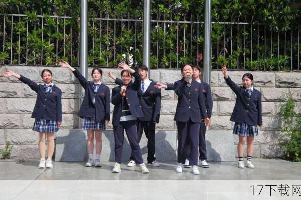 一踏入中戏的校园,就能感受到那股浓厚的艺术氛围,学生们身着统一的校服,脸上洋溢着对未来的憧憬和期待,而在这群青春洋溢的面孔中,不乏许多颜值出众、气质独特的美女,她们或站或坐,或低头沉思,或相视而笑,每一个动作都散发着独特的魅力。
