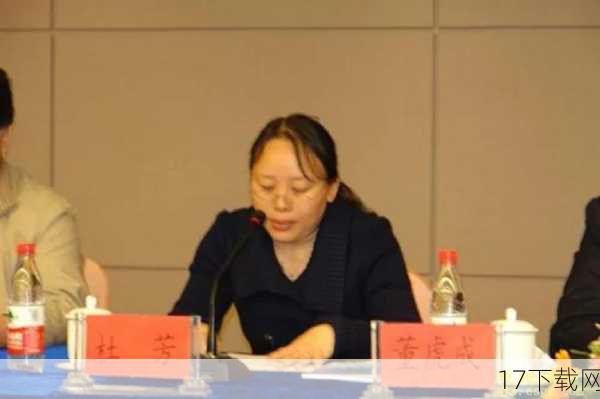 杜老师的走红也引发了学生们的热情追捧,许多学生为了能够一睹她的芳容,纷纷选择去蹭她的课,原本不大的教室很快就变得拥挤不堪,学校不得不为其更换了一个更大的教室以满足学生们的需求,在杜老师的课堂上,学生们总是能够感受到一种特别的氛围,那是一种对知识的渴望和对美好事物的向往。