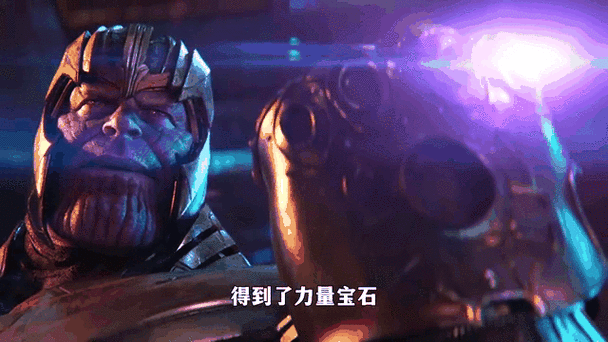 在《复联3》惊心动魄的结尾,灭霸(Thanos)成功集齐了六颗无限宝石,并一个响指让宇宙半数生命化为乌有,复仇者联盟成员们或生或死,留下无尽的悬念,而影片的最后一个彩蛋,则是尼克·弗瑞(Nick Fury)在灰飞烟灭前,紧急呼叫了惊奇队长(Captain Marvel)的通讯器,这一场景不仅预示着惊奇队长将在接下来的故事中扮演关键角色,也引发了观众对于漫威电影宇宙未来走向的无限遐想。