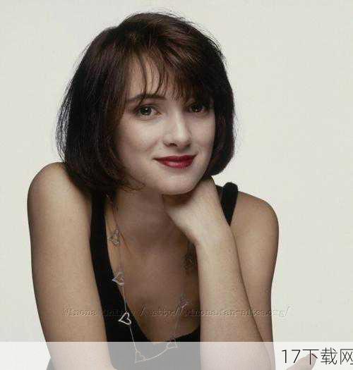 与许多明星一样,薇诺娜的职业生涯也并非一帆风顺,她也曾经历过事业的低谷和舆论的压力,但这些都没有击垮她,相反,薇诺娜以更加坚韧和成熟的态度面对挑战,继续在影视领域发光发热,近年来,她依然活跃在银幕上,为观众带来了不少精彩的作品,最值得一提的是蒂姆·伯顿执导的奇幻恐怖喜剧片《阴间大法师2》,这部电影于2023年9月6日在北美上映,再次让观众看到了薇诺娜不俗的演技和独特的魅力。