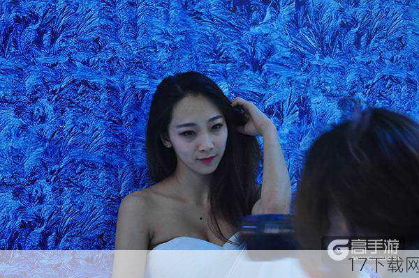 在ChinaJoy的舞台上,阿精总是以最美的姿态出现在观众面前,但背后的付出却是常人难以想象的,据阿精透露,为了保持身材和皮肤的完美状态,他每天都要进行严格的饮食控制和运动锻炼,而在化妆方面,阿精更是亲力亲为,从底妆到眼妆,每一个步骤都力求精致,为了能够在舞台上展现出更加自然的表演,阿精还特意学习了舞蹈和表演技巧,力求在每一个细节上都做到最好。
