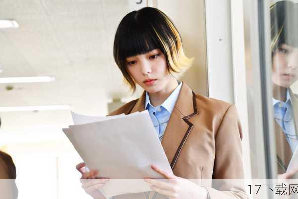 除了男生们的表现外,女生们的角色同样引人注目,腹黑花姐——绿川花,由森川葵饰演,森川葵以其独特的演技和气质,将绿川花的腹黑和狡黠展现得淋漓尽致,在预告片中,绿川花剪蘑菇的镜头更是让人印象深刻,她手持剪刀,眼神中透露出一种不可言喻的狡黠和挑衅,仿佛在说:“你们这群男生,就等着接受我的惩罚吧!”这一镜头不仅展现了绿川花的腹黑性格,更让观众对剧情的发展充满了期待。