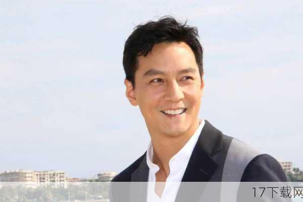吴彦祖终于回归港片,加盟《寒战》系列,这无疑是对影迷们最好的回馈,据悉,《寒战》系列自2012年首部上映以来,便以其紧张刺激的剧情、精湛的演技和出色的制作水准赢得了口碑与票房的双丰收,该系列以香港警界高层斗争为背景,展现了警察内部权力斗争的复杂与残酷,同时也揭示了人性的多面性,吴彦祖的加盟,无疑将为这一经典系列注入新的活力与看点。