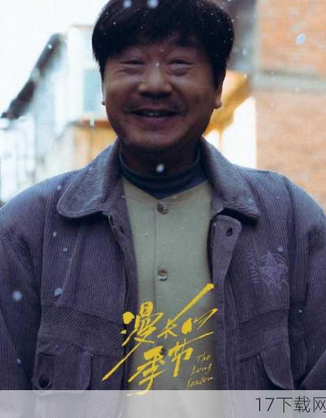 《漫长的季节》讲述了出租车司机王响(范伟饰)因儿子多年前与一桩命案相关而死于非命,后因一起意外的套牌案,逃逸多年的凶手再次出现在桦林,王响和他的老伙计龚彪(秦昊饰)、辞职的老刑警马德胜(陈明昊饰)组成民间探案三人组,踏上寻凶之旅的故事,该剧不仅剧情紧凑、悬念迭起,更通过细腻的人物刻画和丰富的情感表达,展现了人性的复杂与美好。